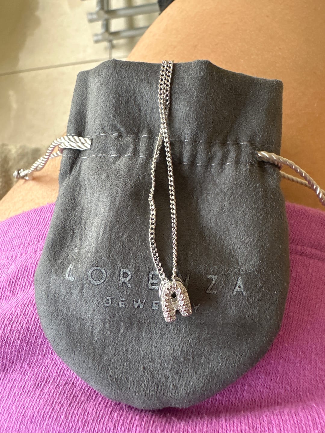 Customer photo review of Collar Plateado Inicial Mini Bubble Zirconias