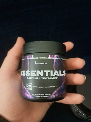 Zákaznická recenze s fotkou produktu Essentials Multivitamin