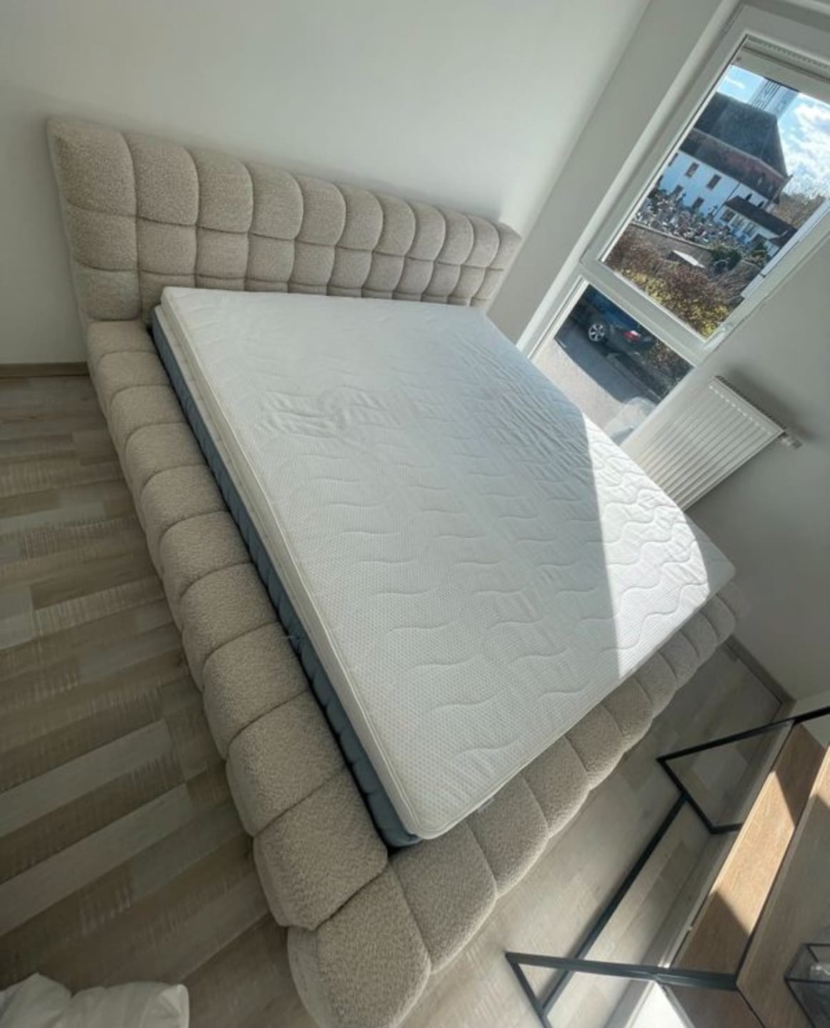 Customer photo review of Lit coffre design rembourré - CAMILLE