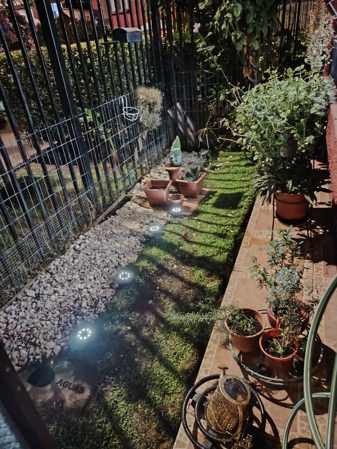 Customer photo review of Estacas Acero Inoxidable Solar - 4 Un. Luz Cálida/Fría IP65 12 cm Diámetro