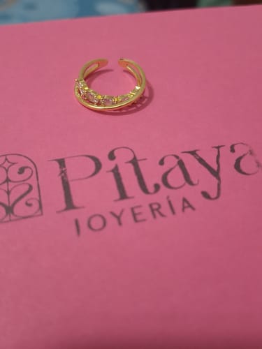 Customer photo review of Anillo Cruzado Glam