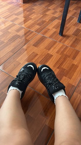 Customer photo review of Zapatilla Negra Mujer C7324