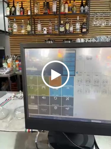 Customer video review of Expositor Reseñas Google NFC y QR