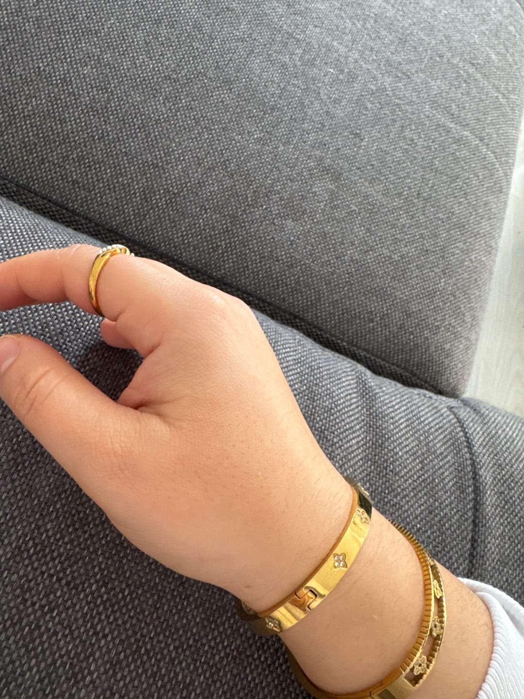 Customer photo review of Clover Stone Armreif | 18K vergoldet