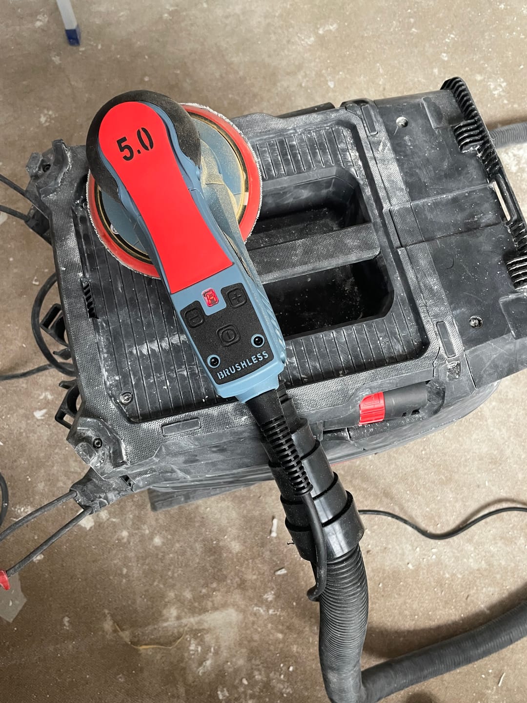 Customer photo review of 49B FANZWORK Exzenterschleifer 5mm Schleifhub mit 150mm Schleifteller Klett. 350W bürstenlosen EC-Motor, inkl. Tragkoffer