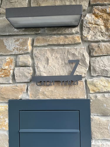 Customer photo review of Numero civico e testo sagomato modello Line 02 Alluminio