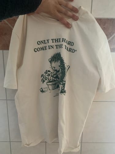 Customer photo review of ONLY THE HARD COME IN THE YARD | Basic T-Shirt | Mit Bedeutung