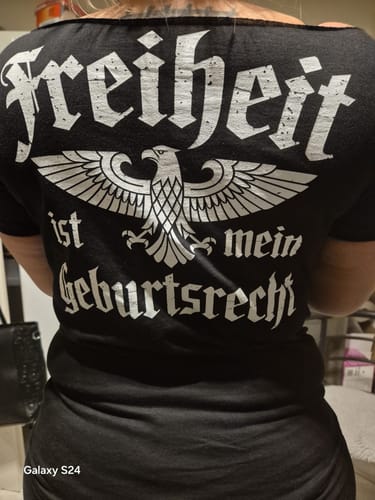 Customer photo review of Freiheit ist mein Geburtsrecht - T-Shirt (Rückendruck)