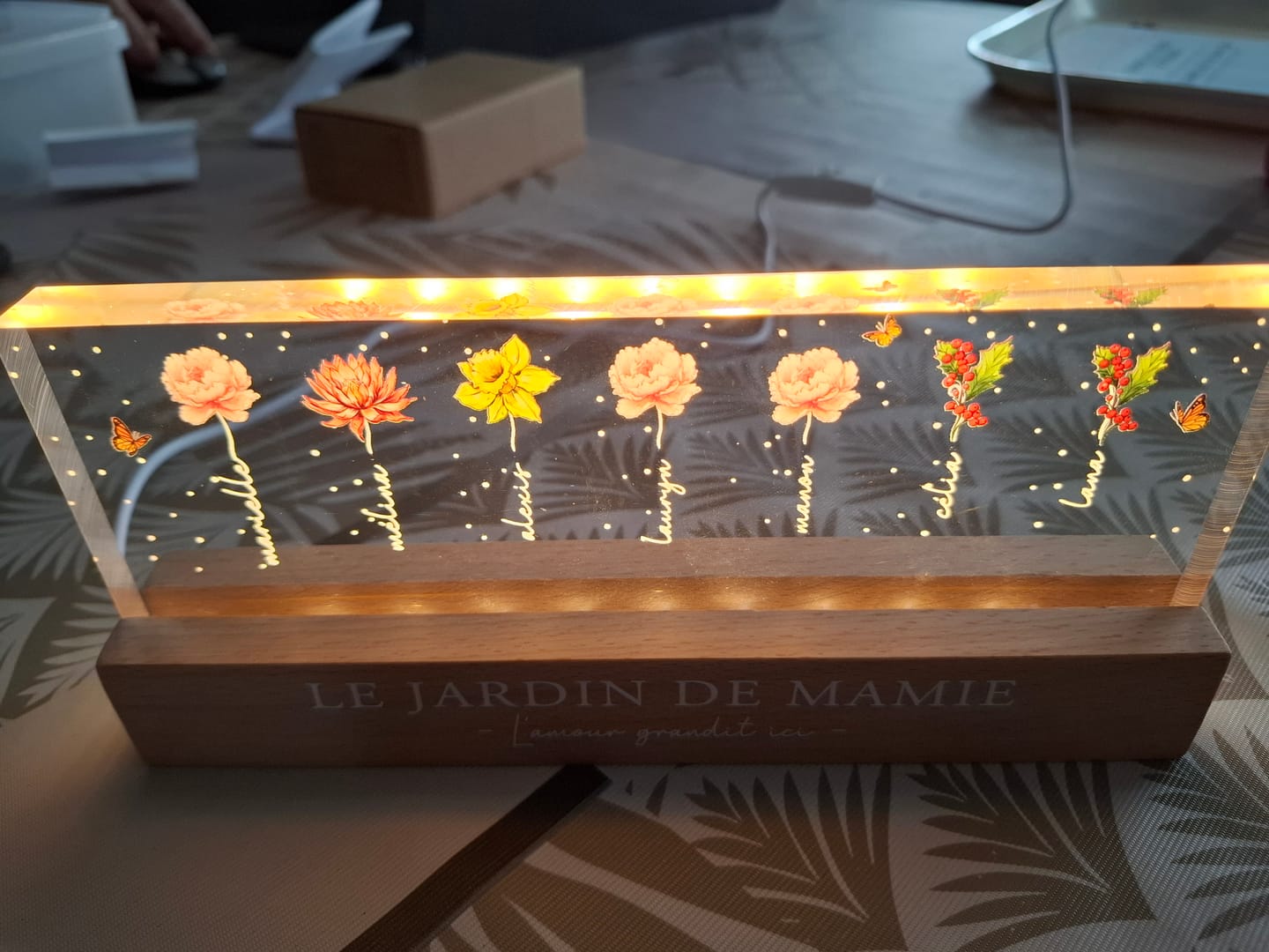 Customer photo review of Le Jardin de Mamie - Plaque LED acrylique personnalisée avec fleurs pour Maman et Mamie