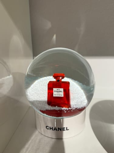 Customer photo review of CHANEL Edition  Snow Globe Kristallkugel Vip Gifts Luxus Home Decoration
