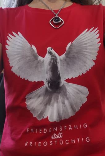 Customer photo review of PREMIUM SHIRT MÄDELS • FRIEDENSFÄHIG STATT KRIEGSTÜCHTIG