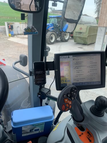 Customer photo review of Gadgetme Handyhalterung mit Wireless Ladefunktion passend für Case, New Holland, Steyr 15W Fast Wireless