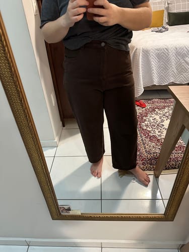 Amanda C. review of Calça Jeans Reta Araçá Marrom Escuro image 1 out of 3