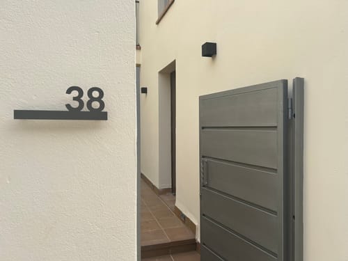 Customer photo review of Numero civico sagomato modello Line 01 Alluminio