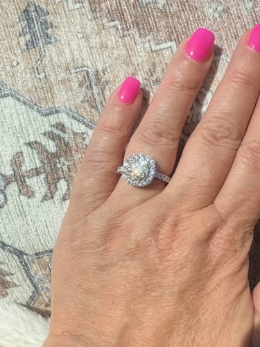 Customer photo review of Louily Classic Moissanite 2.0 Carat Halo Round Cut Promise Ring