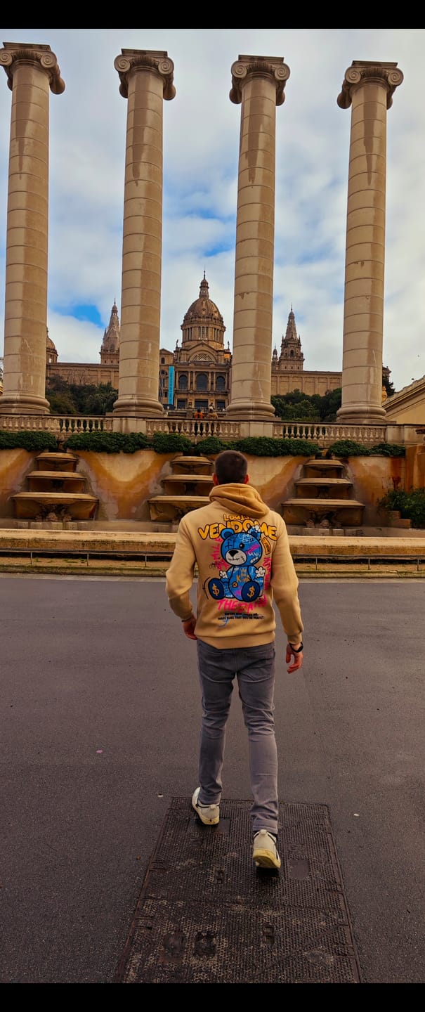 Customer photo review of SUDADERA CON CAPUCHA "GRAFFITI BEAR" - BEIGE - LOUIS VENDOME PARIS | LV L04