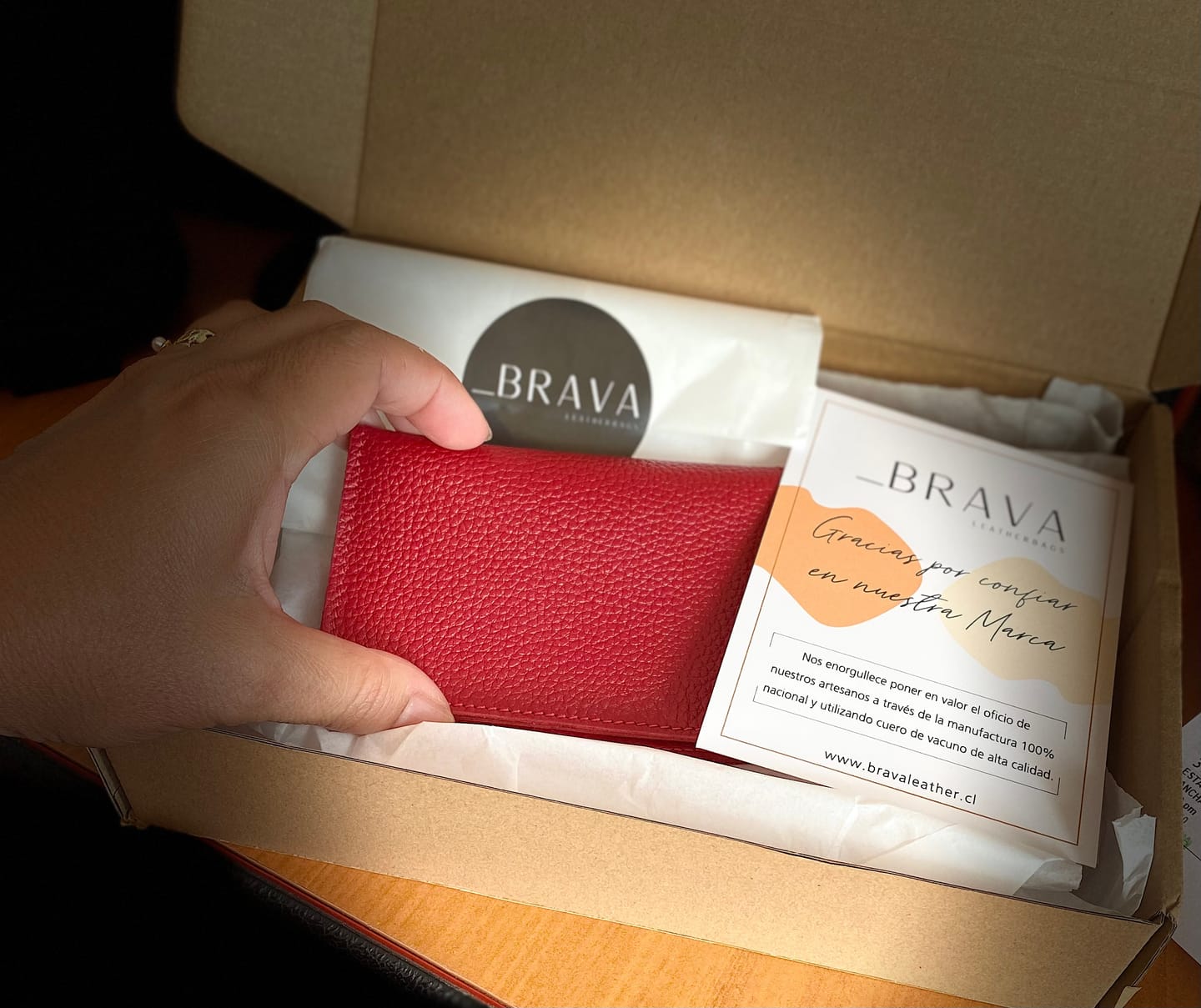 Customer photo review of Billetera & tarjetero modelo TERESA graneado Rojo