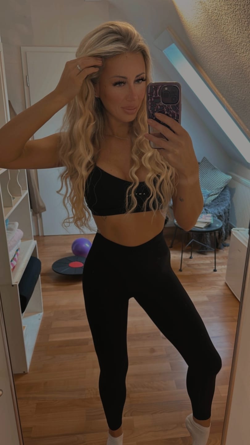 Customer photo review of Black Sculpt Seamless Tights