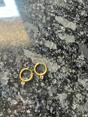 Customer photo review of SIMPLE HUGGIES - 18K GOLD-PLATED