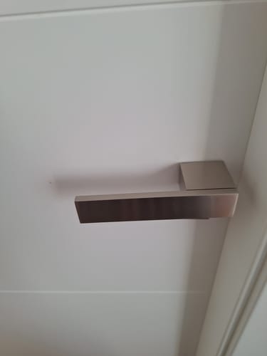 Customer photo review of Vanguardista manilla modelo Eros '1045' con roseta rectangular acabado níquel satinado para puertas