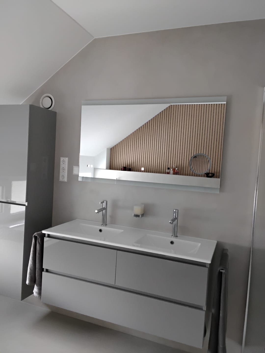 Customer photo review of Akustikpaneele Natürliche Eiche mit Filz Grau - 240 cm x 60 cm