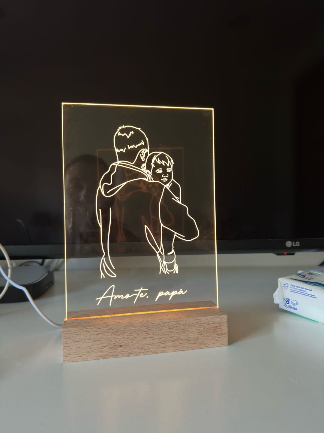 Customer photo review of Lâmpada Retrato Line Art Personalizado