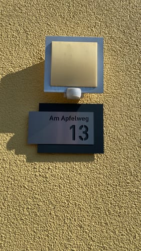 Customer photo review of Edelstahl-Hausnummer mit Straße, mit 3D Effekt, Rückplatte pulverbeschichtet in RAL9005, Frontblende in Edelstahl