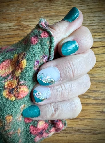 Customer photo review of D971 Spruced Up Green Shimmer Dip Powder