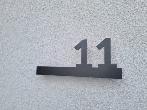 Customer photo review of Numero civico sagomato modello Line 01 Alluminio