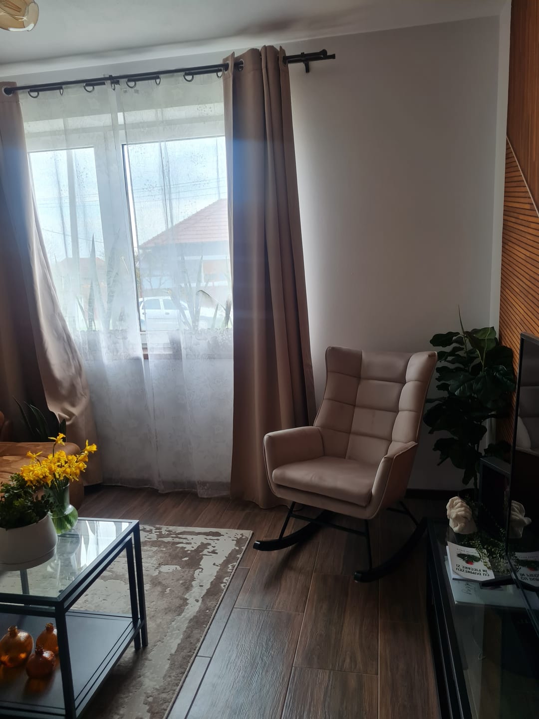 Customer photo review of Fotoliu balansoar BAZALTO, bej/negru, stofa catifelata, 70x90x92 cm