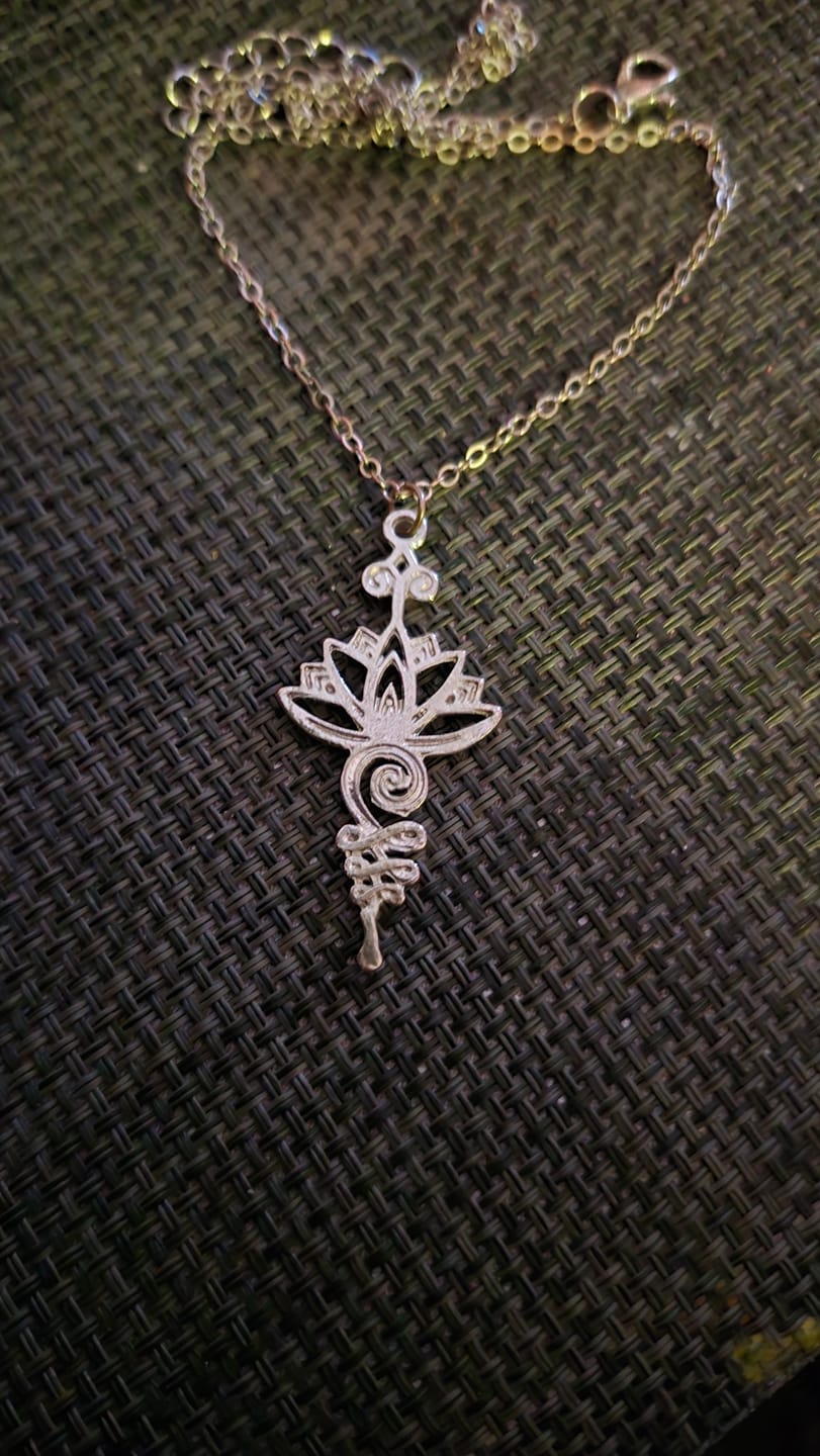 Customer photo review of Buddha Stones Lotus Glück Reichtum Halskette Anhänger
