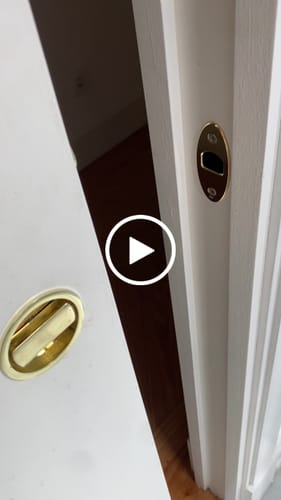 Customer video review of Kit uñero 9510 redondo con condena y picaporte de 17mm en dorado brillo para puerta corredera