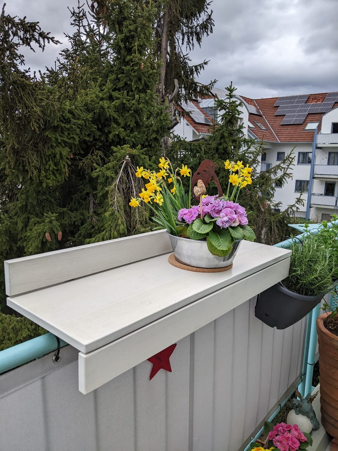 Customer photo review of Massivholz Balkongeländer-Tisch