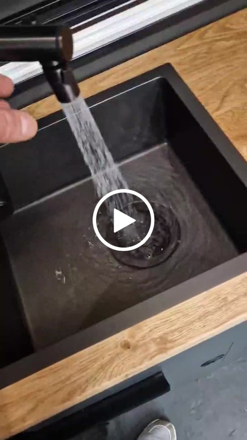 Customer video review of Queensize Camper Warmwasser "Duschset 1" mit Brause und Halterung [Dark Edition]