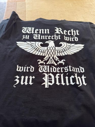 Customer photo review of Wenn Recht zu Unrecht wird - T-Shirt Rückendruck