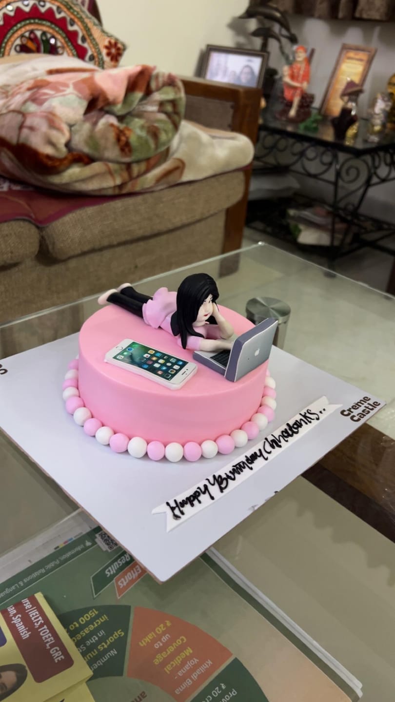 Customer photo review of Workaholic Girl Theme Cake