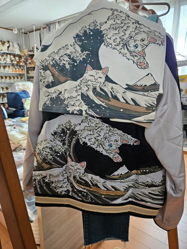 サタニ review of 【プレミアムバージョン】横須賀「神奈川沖浪裏と波乗り猫」浮世絵刺繡入りスカジャン image 1 out of 2
