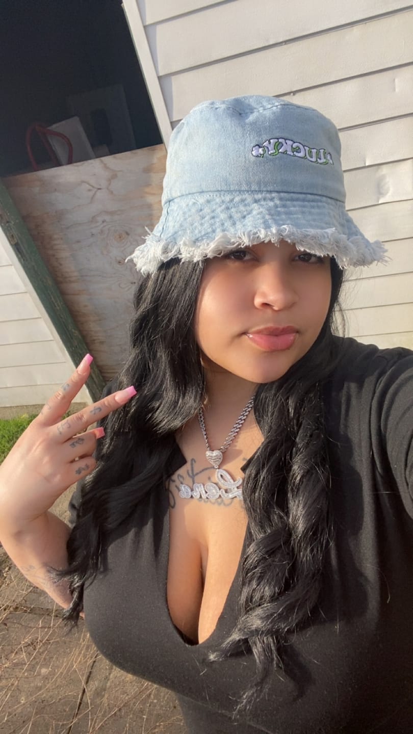 Customer photo review of ICED HEART CUSTOM CURSIVE NAME BAGUETTE NECKLACE
