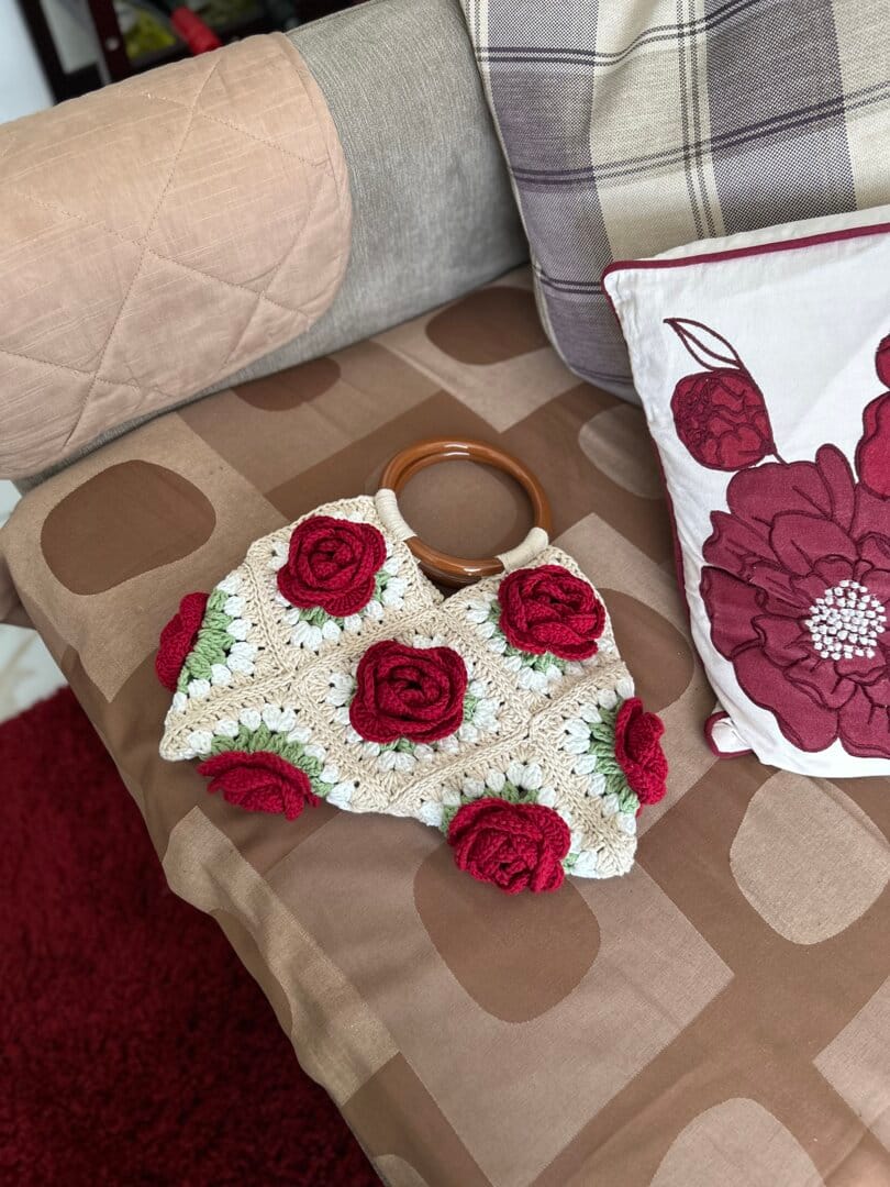 Customer photo review of 1980 Rose Handbag Crochet DIY KIT