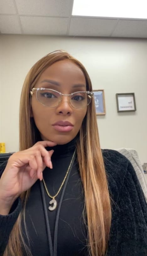 Customer photo review of MORE FACE 30inch Straight Highlight Wig 6x4 Pre-Cut Wear Go Glueless Wig Beginner Friendly