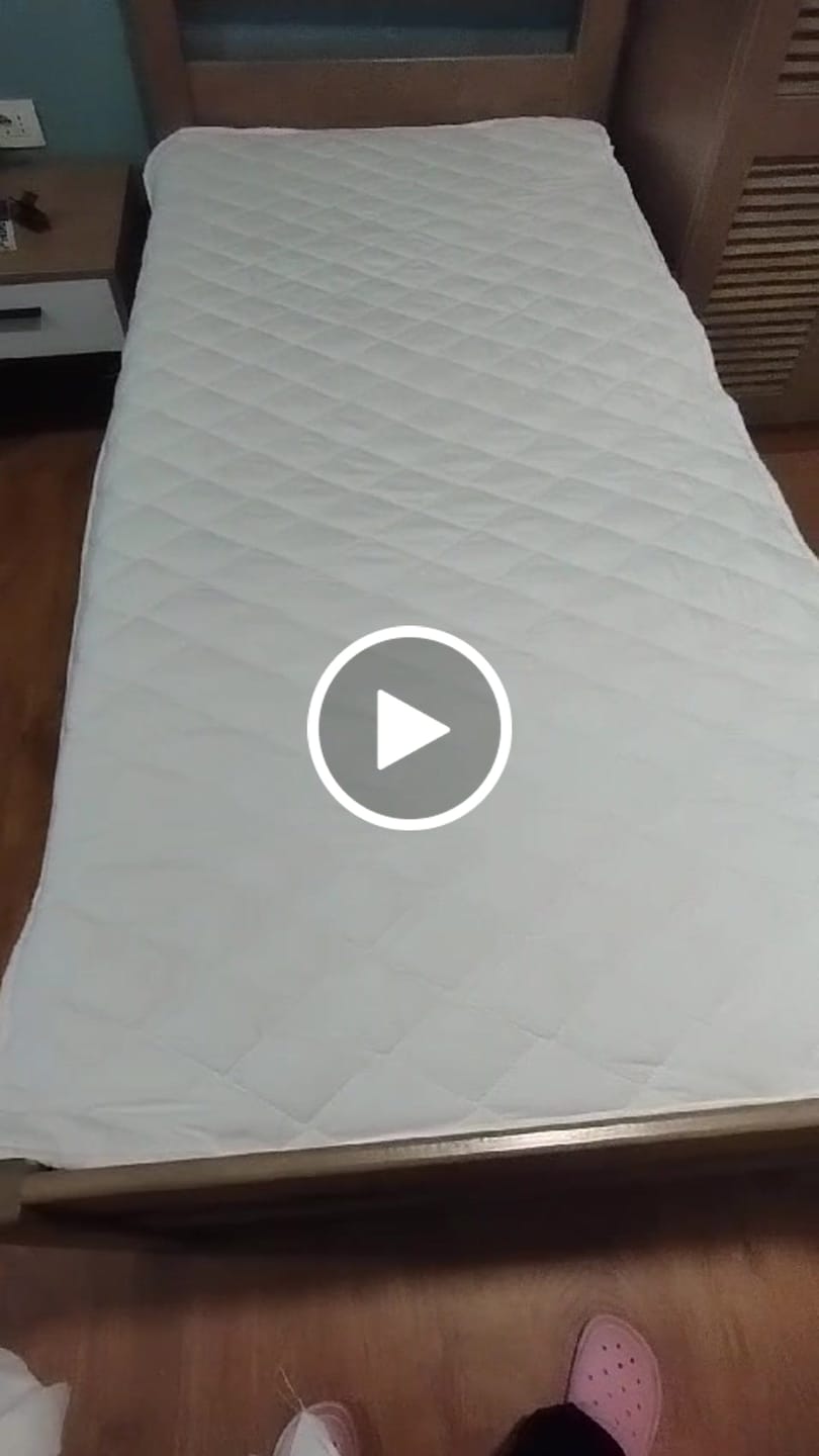 Customer video review of Fiber Mattress Protector- 4 Rubber Bands
