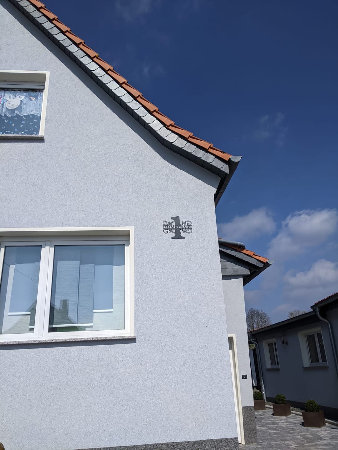 Customer photo review of Hausnummer-Türschild Ornamental Style mit Familiennamen (personalisierbar)