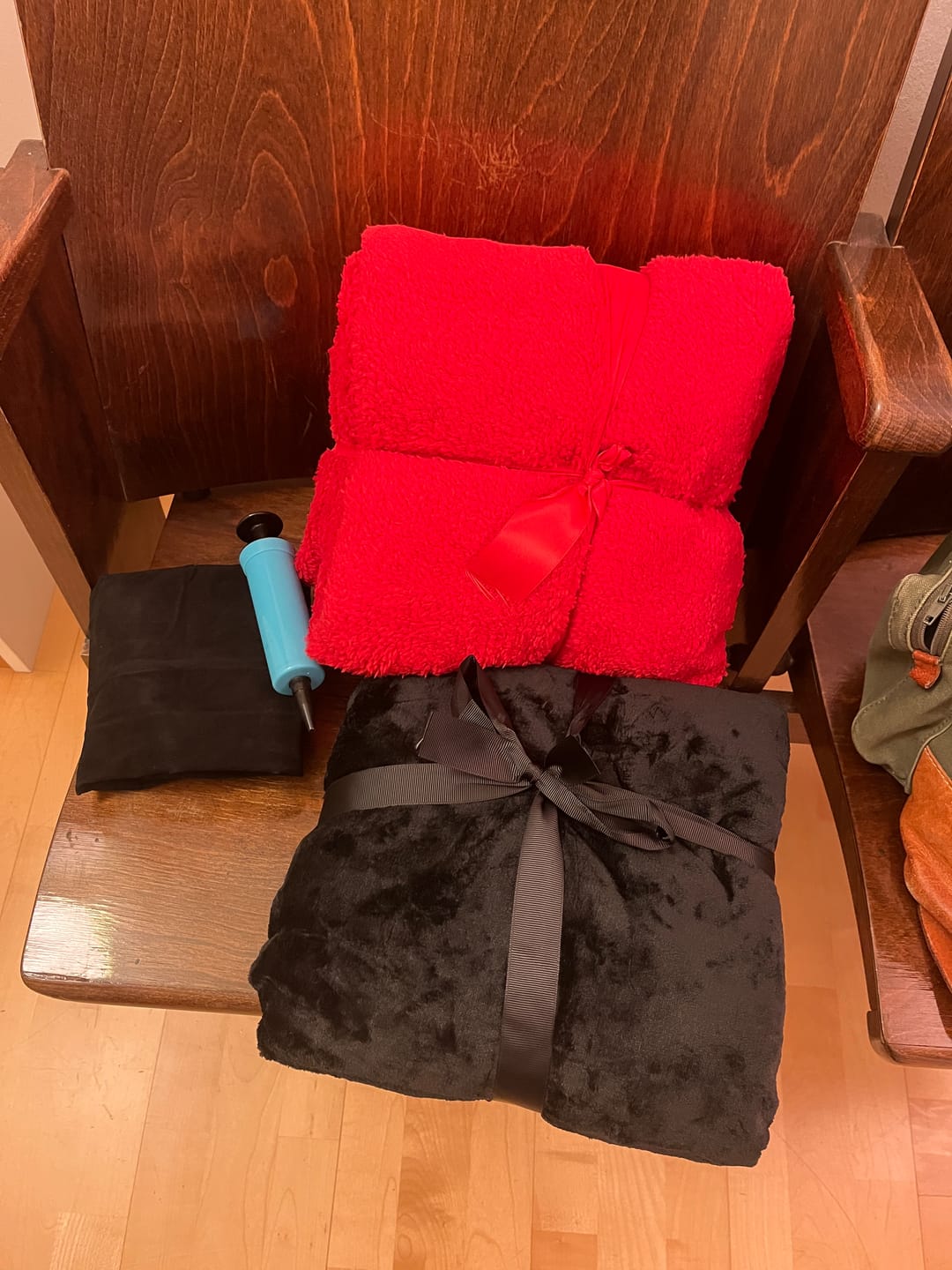 Customer photo review of Bums Bundle™ - Die Wasserdichte Kuscheldecke + Liebeskissen + 2 spannende Ebooks