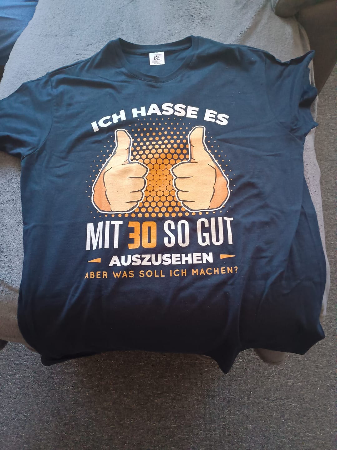Customer photo review of Gut aussehend - Geburtstags Geschenk - Personalisierbares Herren T-Shirt