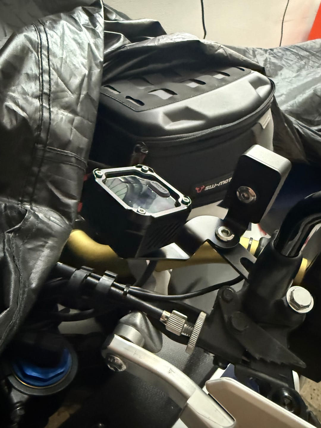Customer photo review of C36 Motorcycle Bi-Directional Battery Charger – 100W PD Fast Charge, Real-Time Voltage Display, IP67 Waterproof, Lead-Acid Repair, Mirror/Adhesive Mount