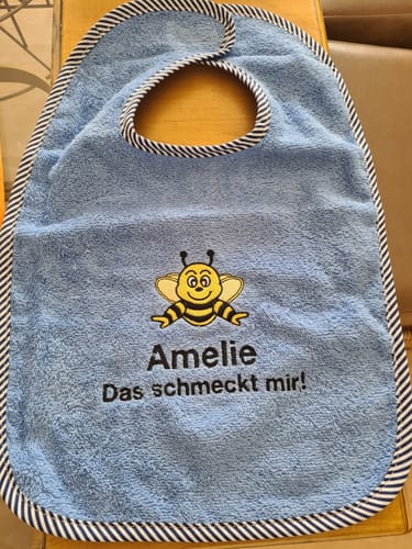 Customer photo review of Wolimbo Lätzchen mit Namen und Motiv bestickt