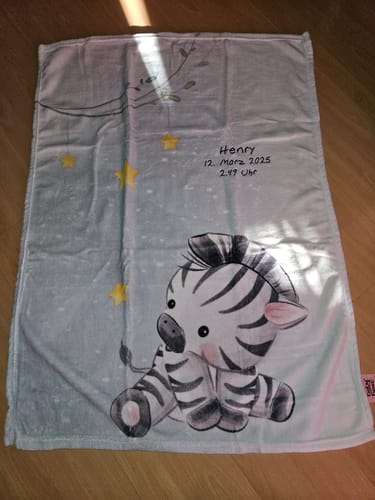 Customer photo review of Kleines Zebra Babydecke mit Namen bestickt 75x100cm