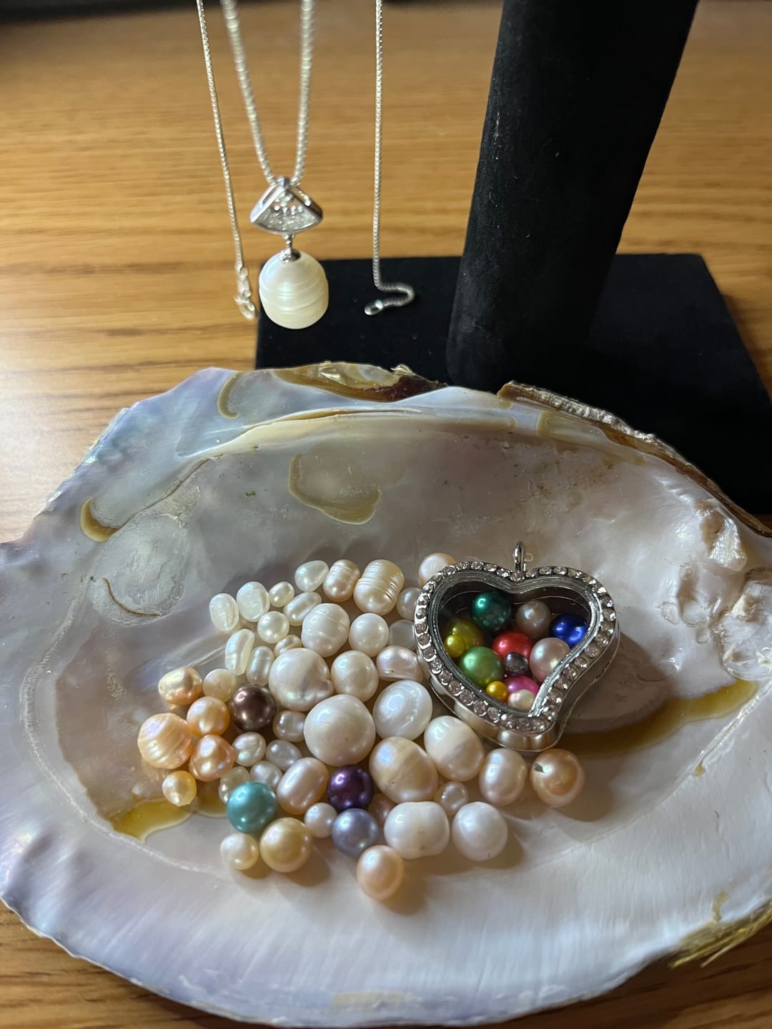 Customer photo review of Monster Oyster - Rainbow Monster with Colorful Pearls and 20-40 Embedded Natural Pearls