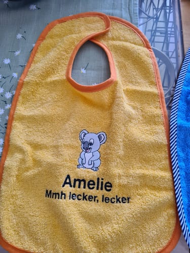 Customer photo review of Wolimbo Lätzchen mit Namen und Motiv bestickt