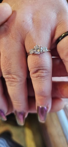Customer photo review of 1.0 Carats VVS1 Moissanite Rings for Women 0184 KRKC